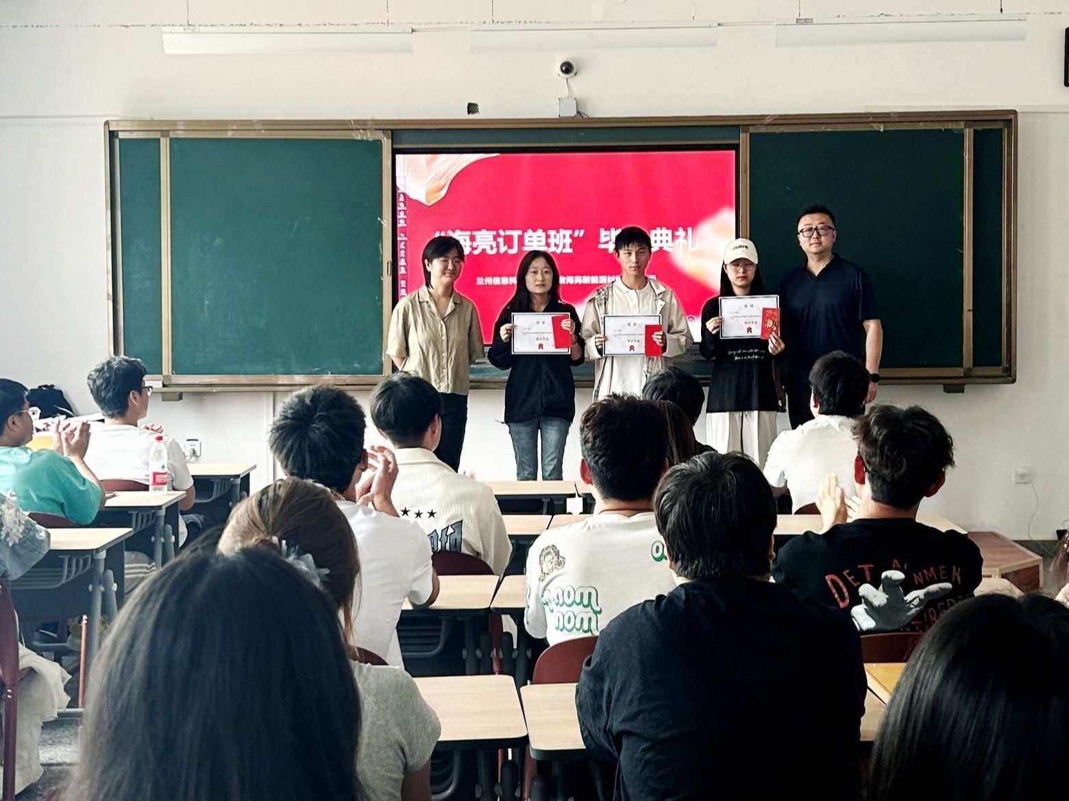 英国上市公司官网365举行第一届“海亮班”结业暨奖学金颁发仪式
