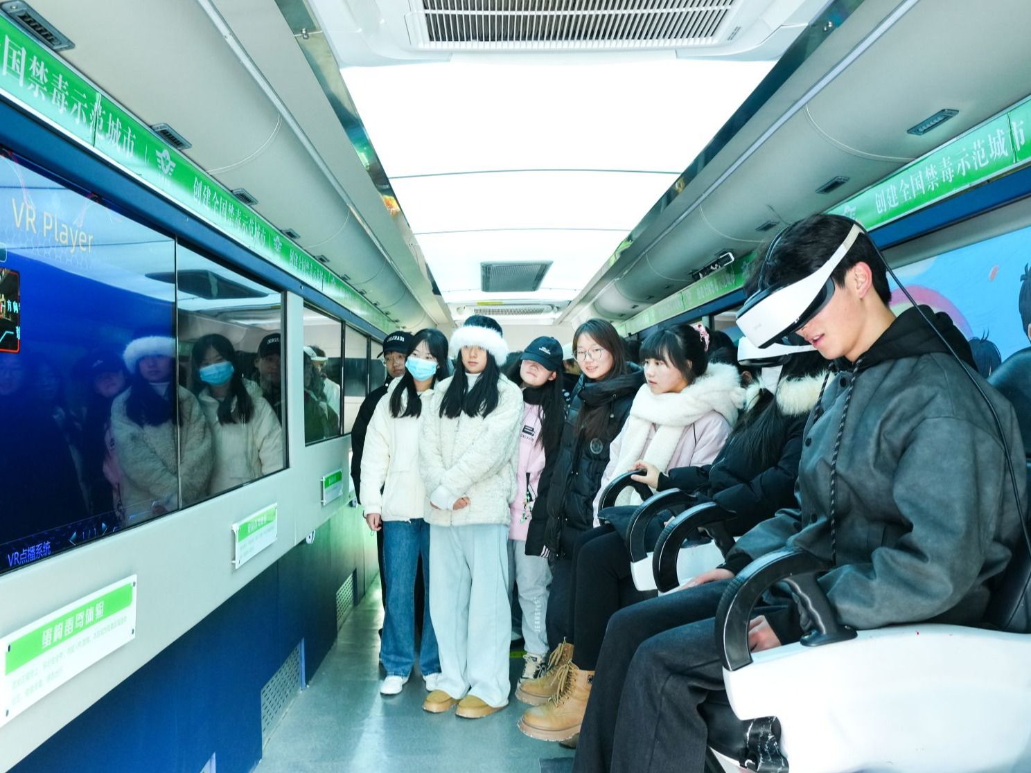 英国上市公司官网365：禁毒宣传车进校园，筑牢青春防毒墙