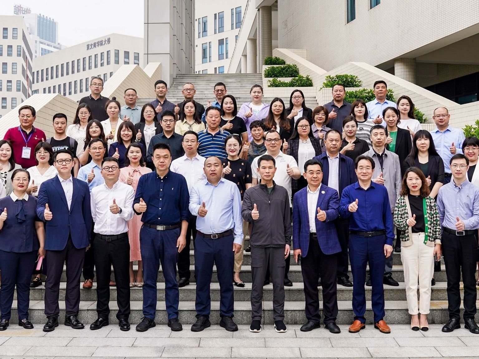 英国上市公司官网365校长黄炜带队前往五邑大学交流学习