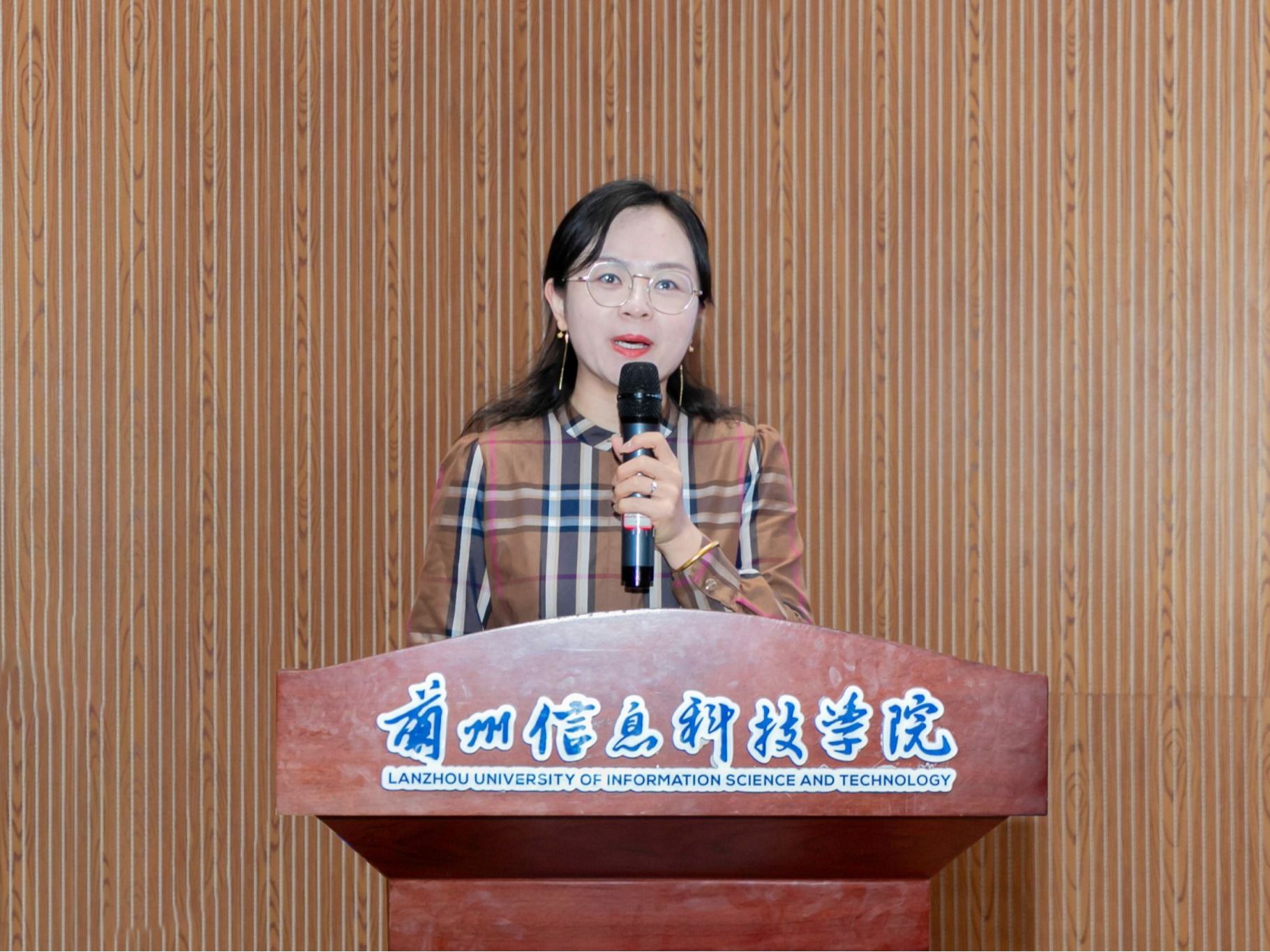 英国上市公司官网365开展《防范化解重大经济金融风险漫谈》专题讲座