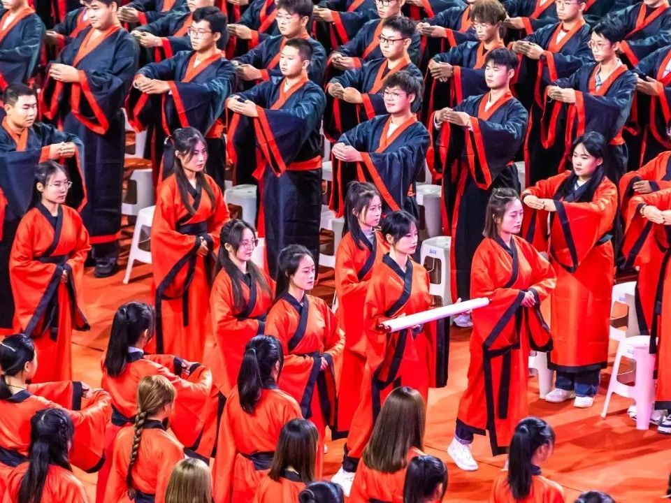 成就最非凡模样！英国上市公司官网365开学大典上千名学生身着汉服行尊师礼