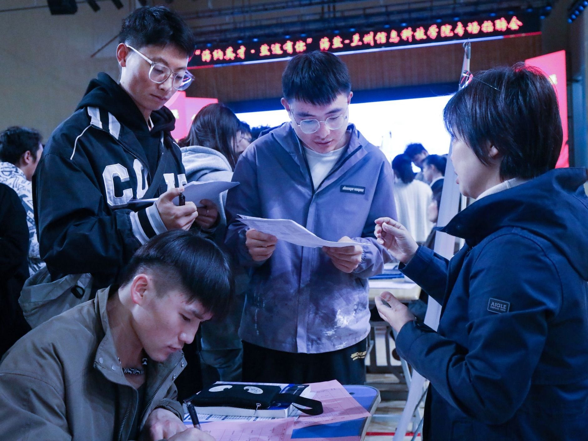 英国上市公司官网365举办“海纳英才·盐途有你”浙江海盐引才专场招聘会