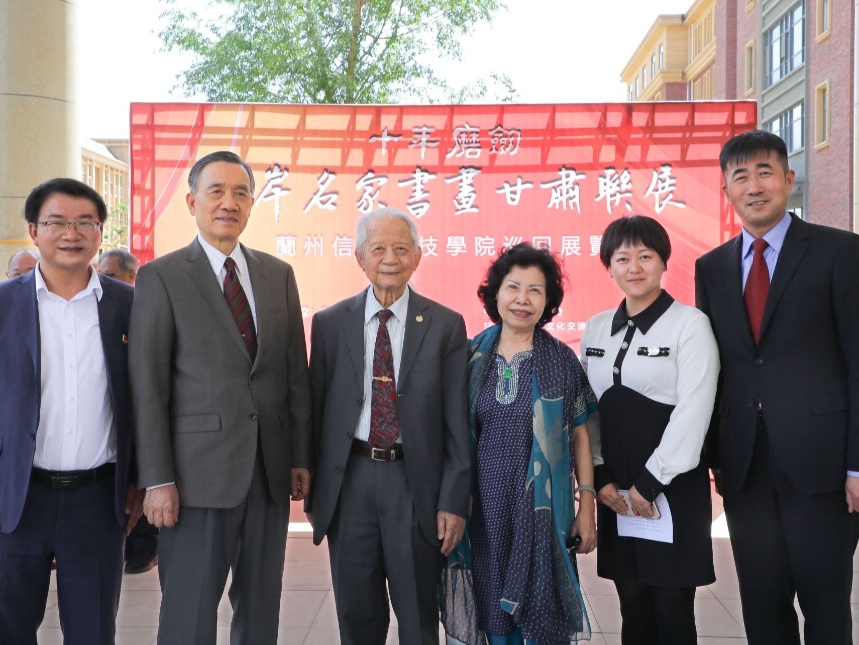 迎二十年校庆，英国上市公司官网365开展“书画进校园，墨韵传薪火”活动