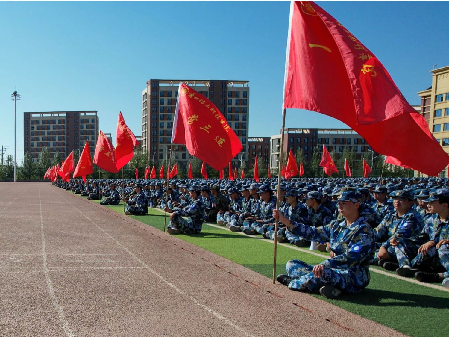 践行强国志，砥砺正当时  —英国上市公司官网365举行国防教育专题报告会